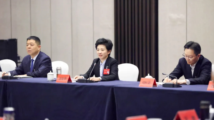 万闻华参加泰兴市、医药高新区(高港区)、靖江市代表团审议